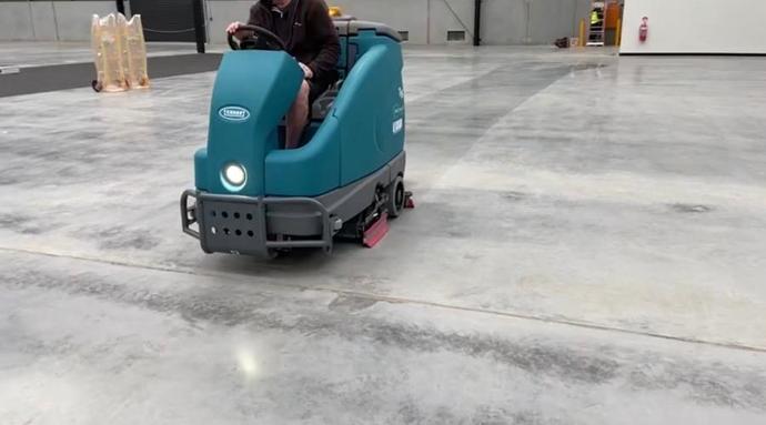 T16 Scrubber Cleaning Floor Dust